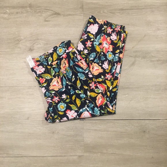 🔴3/$30 Sale🔴Time is Tru Floral Capris Pants - Picture 2 of 3